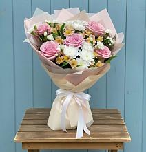 Букет цветов из:  Гвоздики, Орхидеи и Розы в Чапаевске