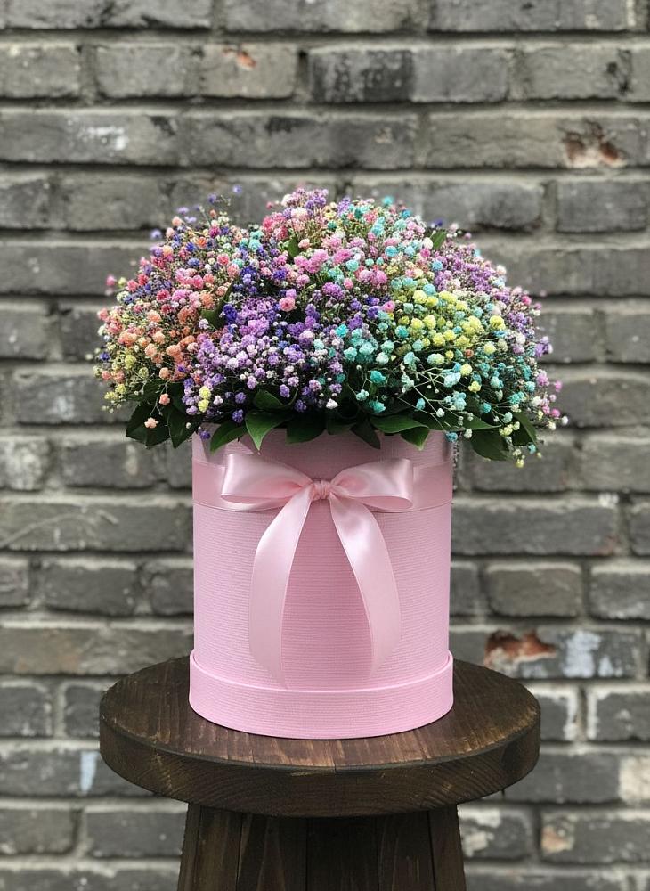 Цветочная композиция из Гипсофила и Розы в шляпной коробке в Чапаевске