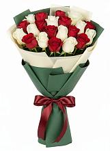 Букет Микс из красных и белых роз в Чапаевске