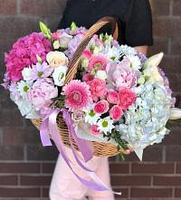 Композиция солнечный день в Чапаевске Цветочная композиция из Розы, Хризантемы, Пионы и Лизиантусы в корзине в Чапаевске