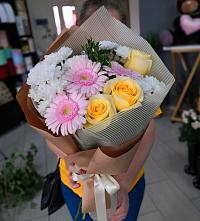 Букет цветов из:  Герберы, Розы и Хризантемы в Чапаевске