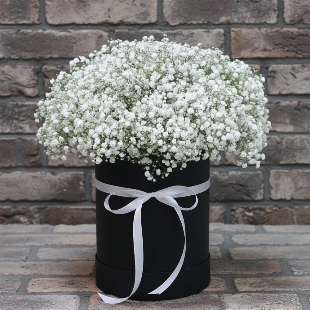 Цветочная композиция из Гипсофила в шляпной коробке в Чапаевске