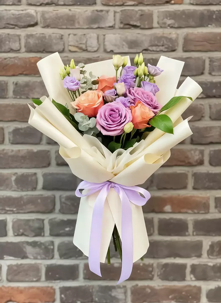 Букет цветов из: Лизиантусы и Розы в Чапаевске