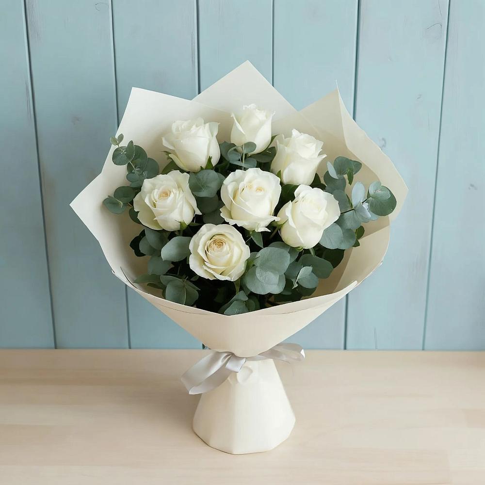 Букет Белые розы в Эвкалипте в Чапаевске