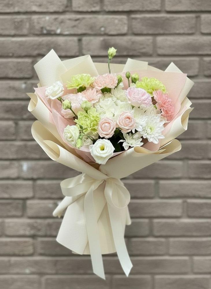 Букет цветов из: Гвоздики, Розы, Лизиантусы и Хризантемы в Чапаевске