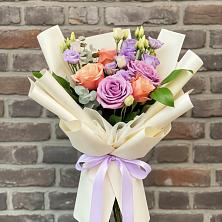 Букет цветов из:  Лизиантусы и Розы в Чапаевске