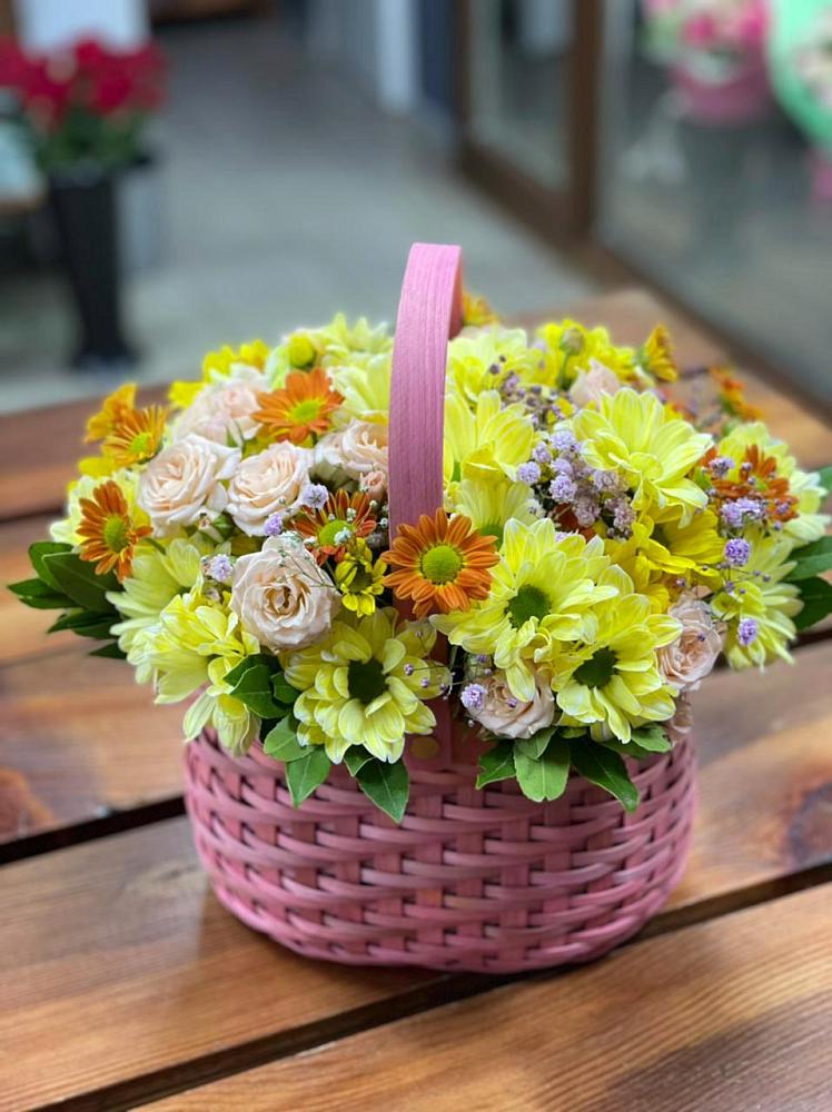 Цветочная композиция из Хризантемы и Розы в корзине в Чапаевске