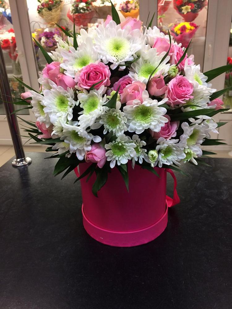 Цветочная композиция из Розы и Хризантемы в шляпной коробке в Чапаевске