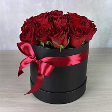 Цветочная композиция из Розы в шляпной коробке в Чапаевске