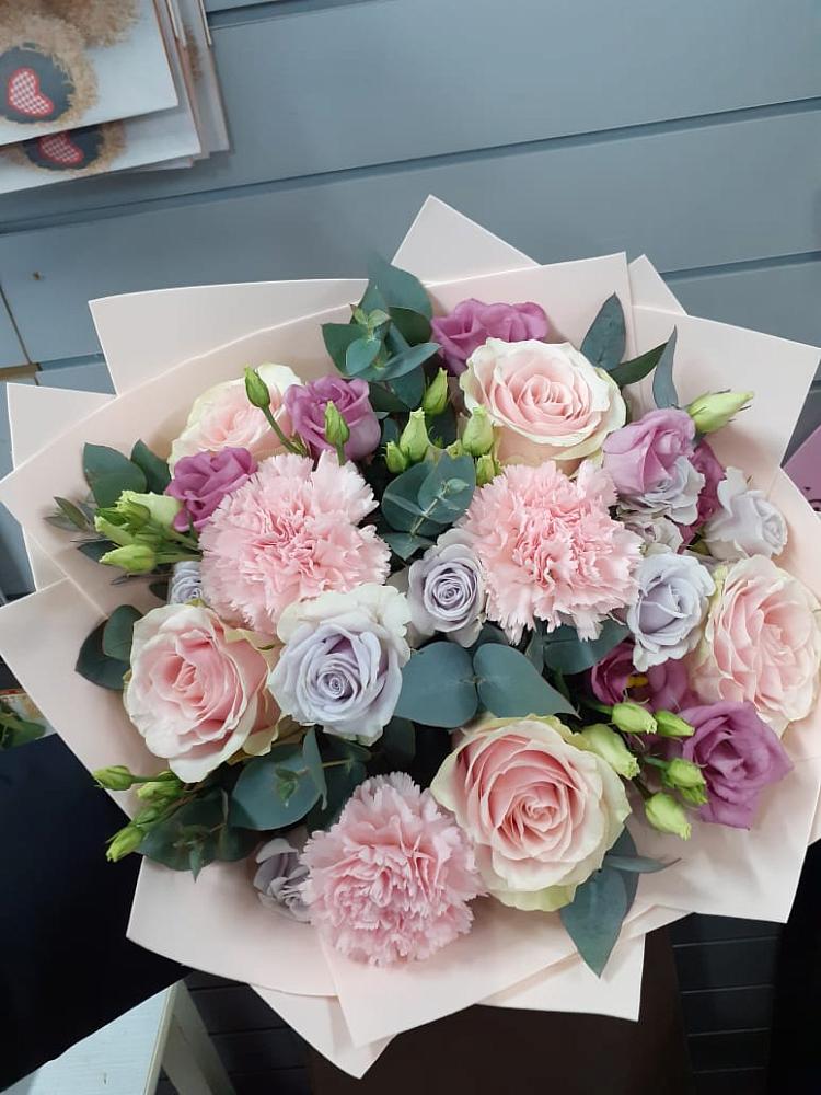 Букет цветов из: Розы, Гвоздики и Лизиантусы в Чапаевске