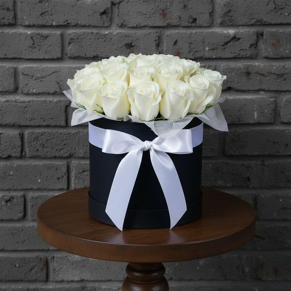 Цветочная композиция из Розы в шляпной коробке в Чапаевске