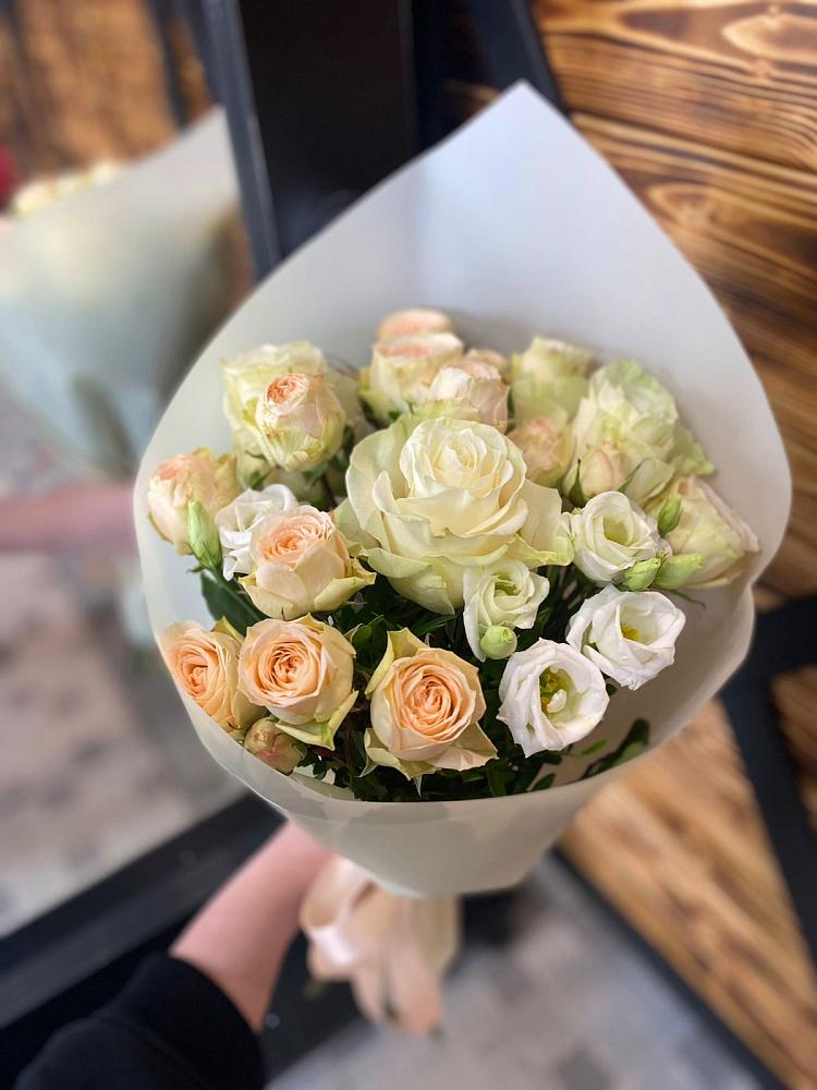 Букет цветов из: Розы и Лизиантусы в Чапаевске