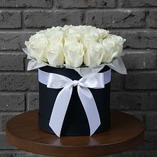 Цветочная композиция из Розы в шляпной коробке в Чапаевске